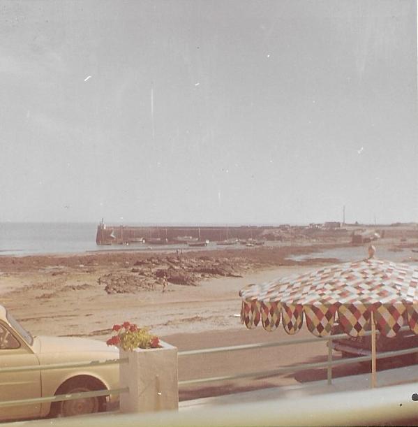 La digue de Saint-Jacques, vue de la terrasse du restaurant Mahé, 1960